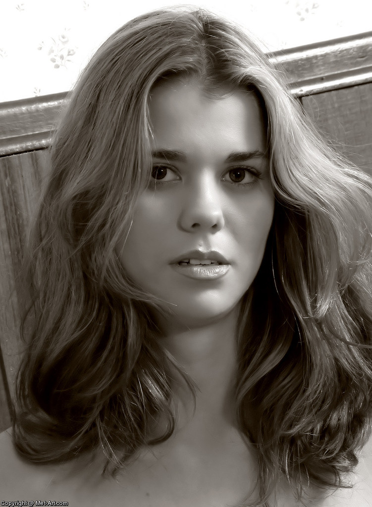 NICOLE E